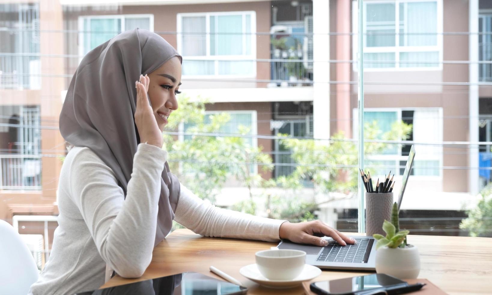 Modernes Büro mit Arbeitsplätzen und Teambereich